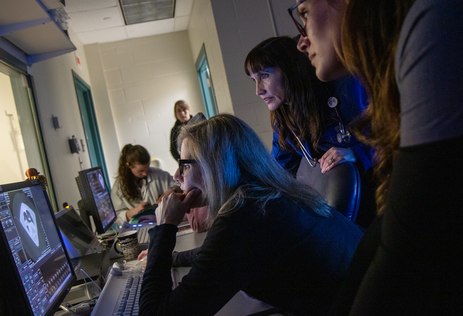 group looking at screen at breathe clinic