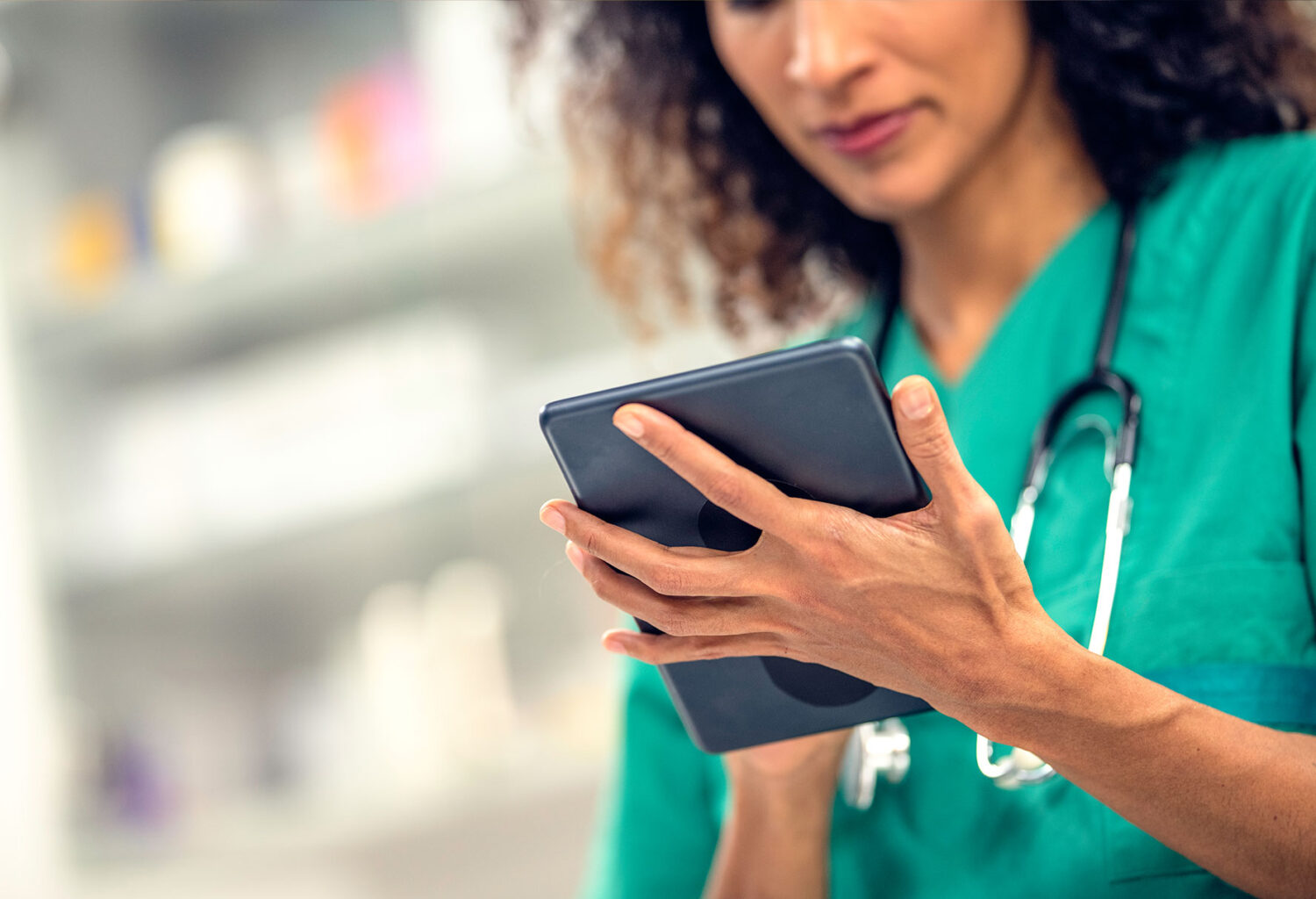 Vet using ai scribing on tablet